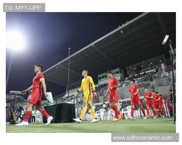 上海足球队团队协作引发热议球迷对战术配合与队员默契的不同看法 上海足球队团队协作引发热议球迷对战术配合与队员默契的不同看法