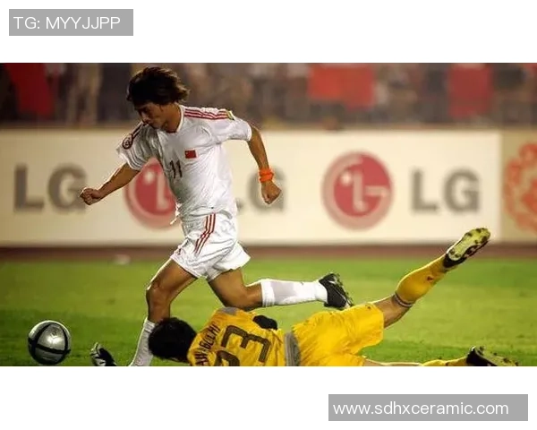 足球明星在比赛中频频犯规引发争议球迷热议公平竞争与体育精神 足球明星在比赛中频频犯规引发争议球迷热议公平竞争与体育精神